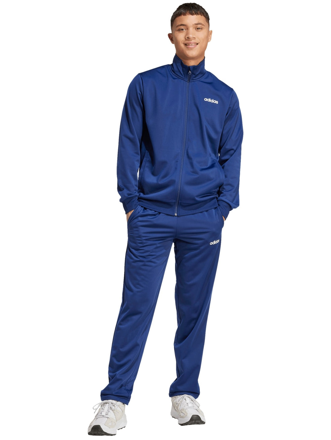 Conjunto deportivo Adidas azul compuesto por chaqueta con cierre y pantalón largo para hombre.