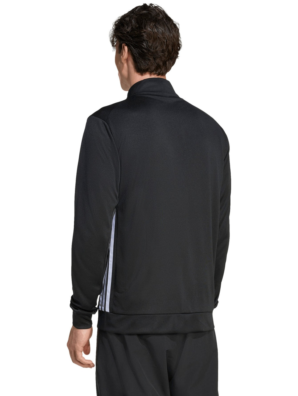 Hombre vistiendo chaqueta deportiva Adidas color negro con detalles blancos y cierre frontal completo.