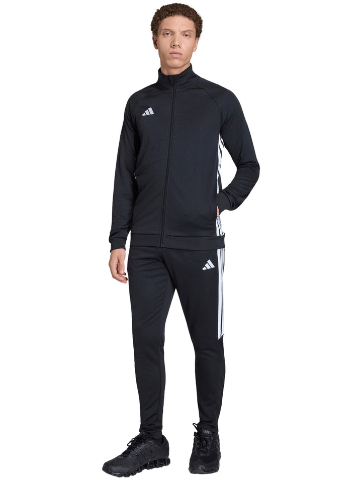 Hombre vistiendo conjunto deportivo Adidas Tiro en color negro con detalles blancos en los costados.
