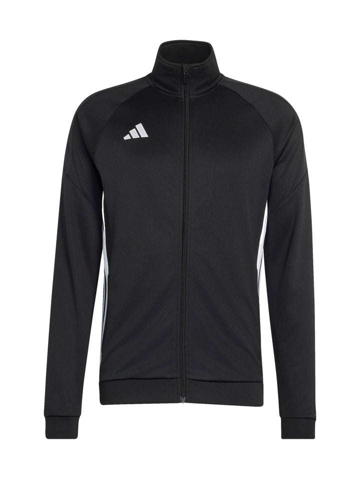 Hombre vistiendo conjunto deportivo Adidas Tiro en color negro con detalles blancos en los costados.