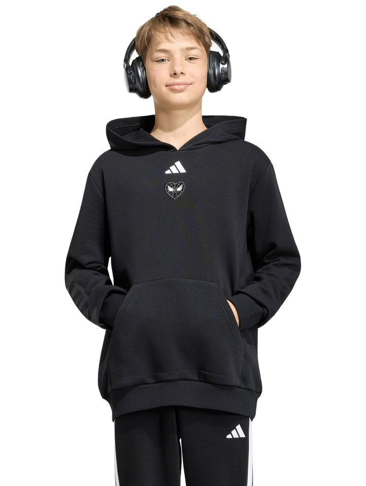 Niño vistiendo sudadera deportiva Adidas color negro con capucha y detalle de Spider-Man en el pecho.