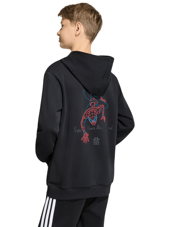 Niño vistiendo sudadera deportiva Adidas color negro con capucha y detalle de Spider-Man en el pecho.