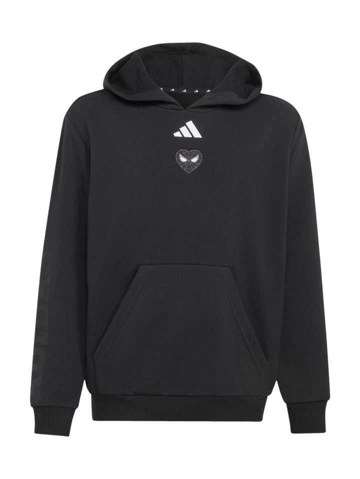 Niño vistiendo sudadera deportiva Adidas color negro con capucha y detalle de Spider-Man en el pecho.