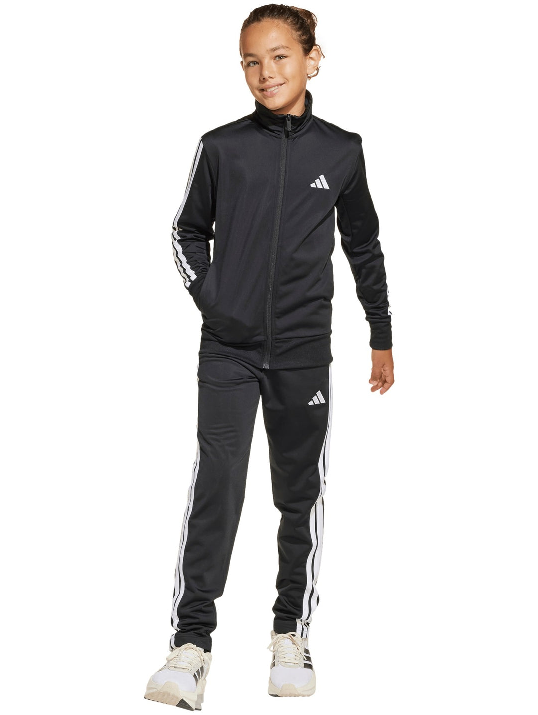 Conjunto deportivo Adidas negro con rayas blancas laterales para niño, incluye chaqueta y pantalón.