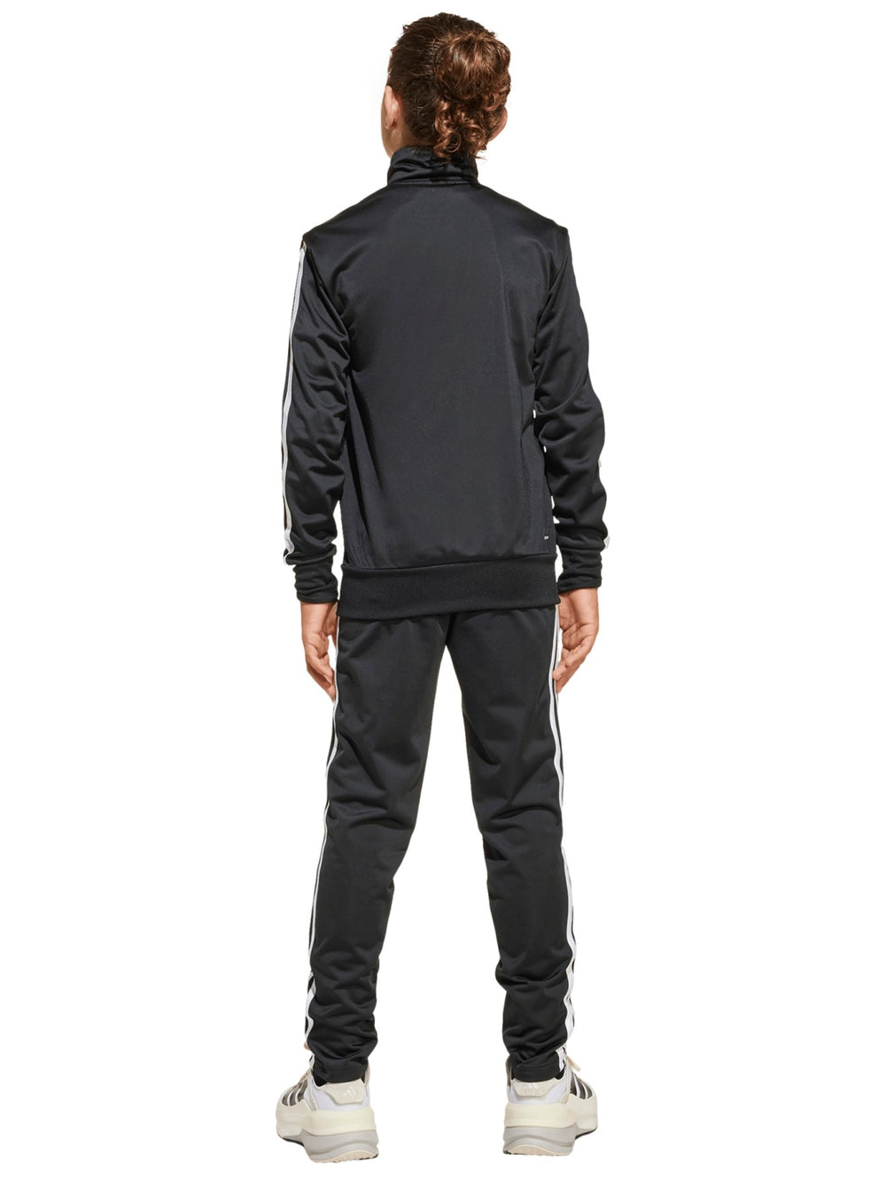 Conjunto deportivo Adidas negro con rayas blancas laterales para niño, incluye chaqueta y pantalón.