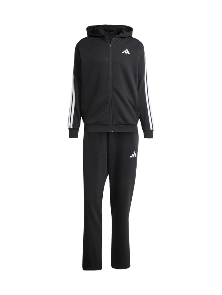 Hombre vistiendo conjunto deportivo Adidas negro con rayas blancas en las mangas y logotipo en el pecho.