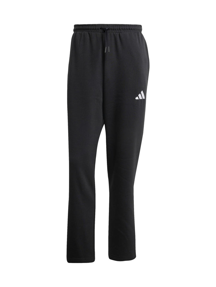 Hombre vistiendo conjunto deportivo Adidas negro con rayas blancas laterales, compuesto por sudadera con capucha y pantalón.