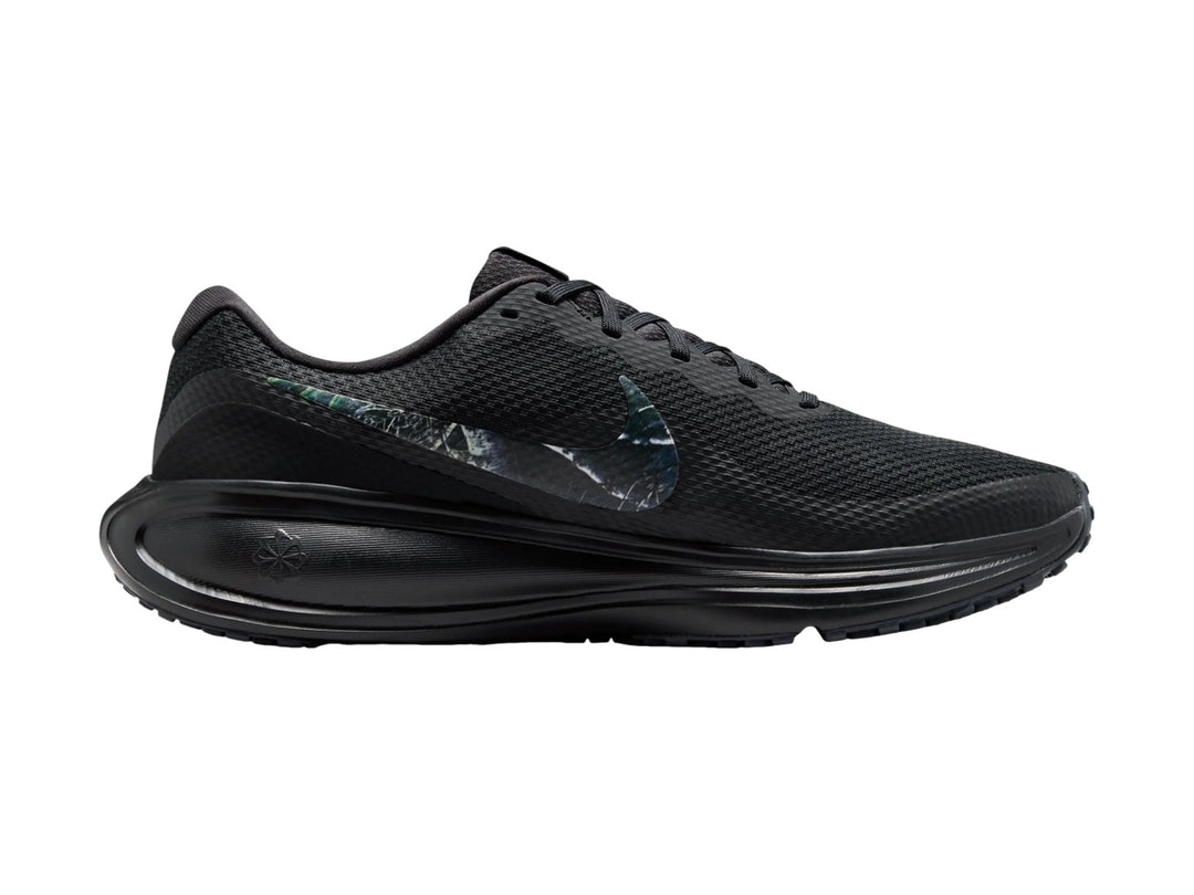 Tenis Nike Revolution 8 en color negro con suela amortiguada y tejido transpirable.