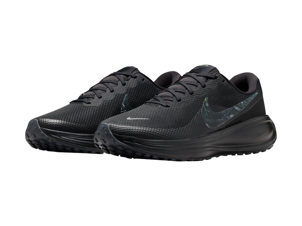 Tenis Nike Revolution 8 en color negro con suela amortiguada y tejido transpirable.