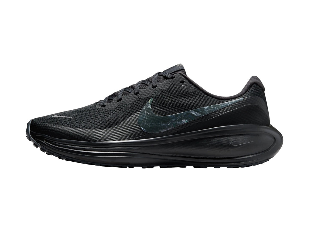 Tenis Nike Revolution 8 en color negro con suela amortiguada y tejido transpirable.
