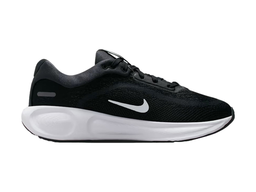 Tenis Nike Stellar Ride en color negro con suela blanca y logotipo de Nike en contraste blanco.