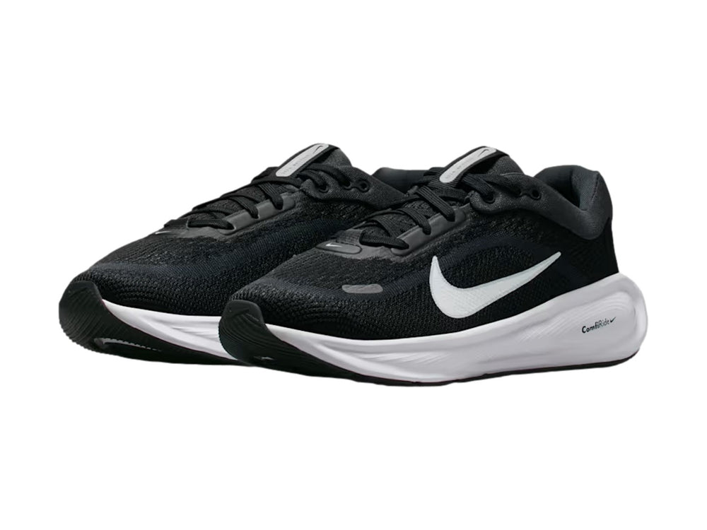Tenis Nike Stellar Ride en color negro con suela blanca y logotipo de Nike en contraste blanco.