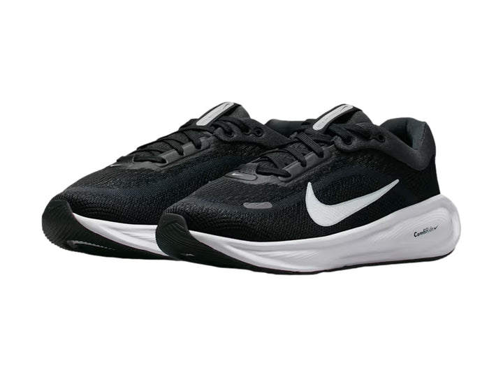 Tenis Nike Stellar Ride en color negro con suela blanca y logotipo de Nike en contraste blanco.
