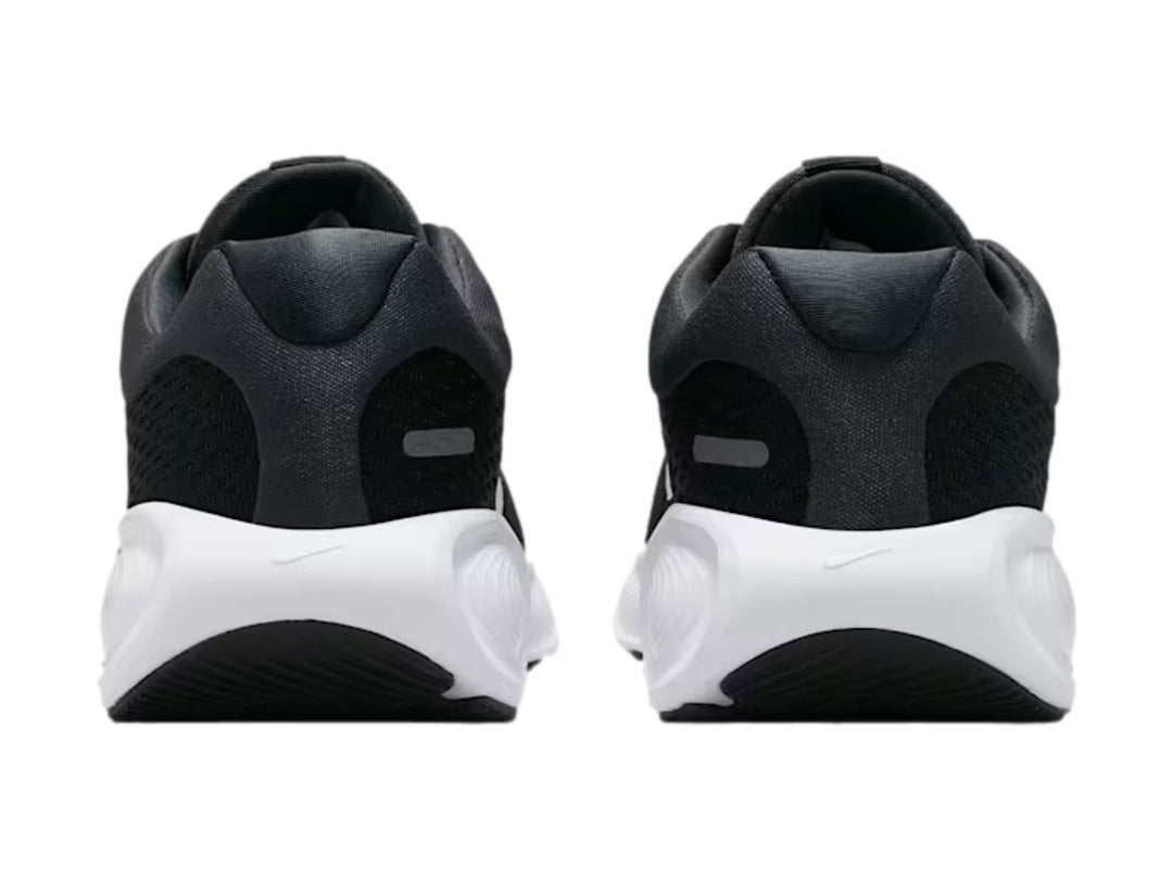Tenis Nike Stellar Ride en color negro con suela blanca y logotipo de Nike en contraste blanco.