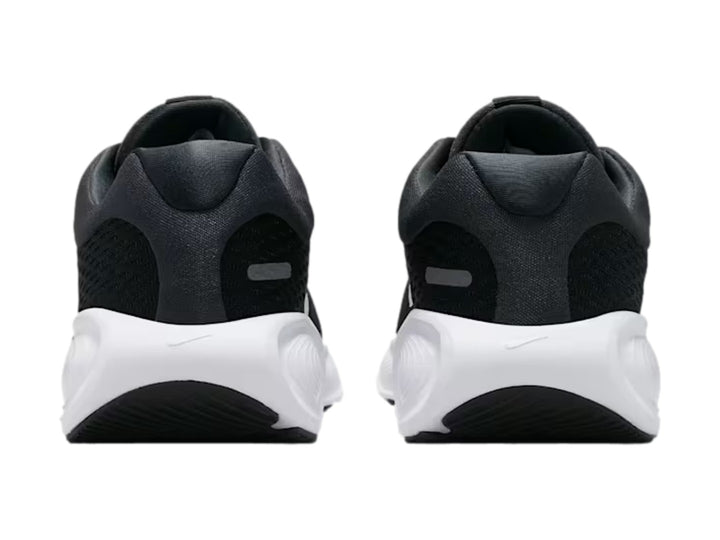 Tenis Nike Stellar Ride en color negro con suela blanca y logotipo de Nike en contraste blanco.