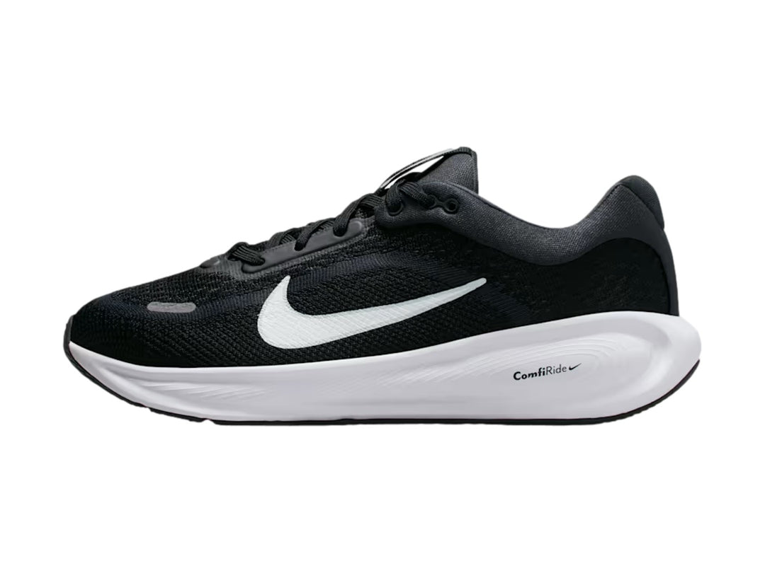 Tenis Nike Stellar Ride en color negro con suela blanca y logotipo de Nike en contraste blanco.