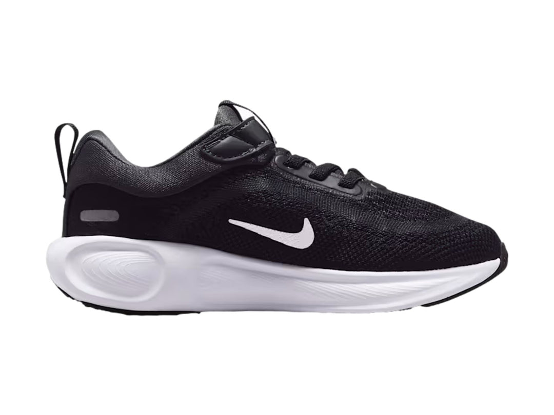 Tenis Nike Stellar Ride en color negro con suela blanca y logotipo de Nike en contraste blanco.