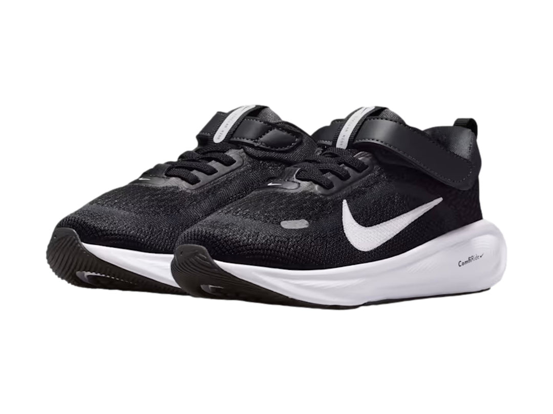 Tenis Nike Stellar Ride en color negro con suela blanca y logotipo de Nike en contraste blanco.