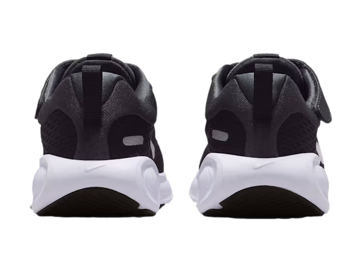 Tenis Nike Stellar Ride en color negro con suela blanca y logotipo de Nike en contraste blanco.