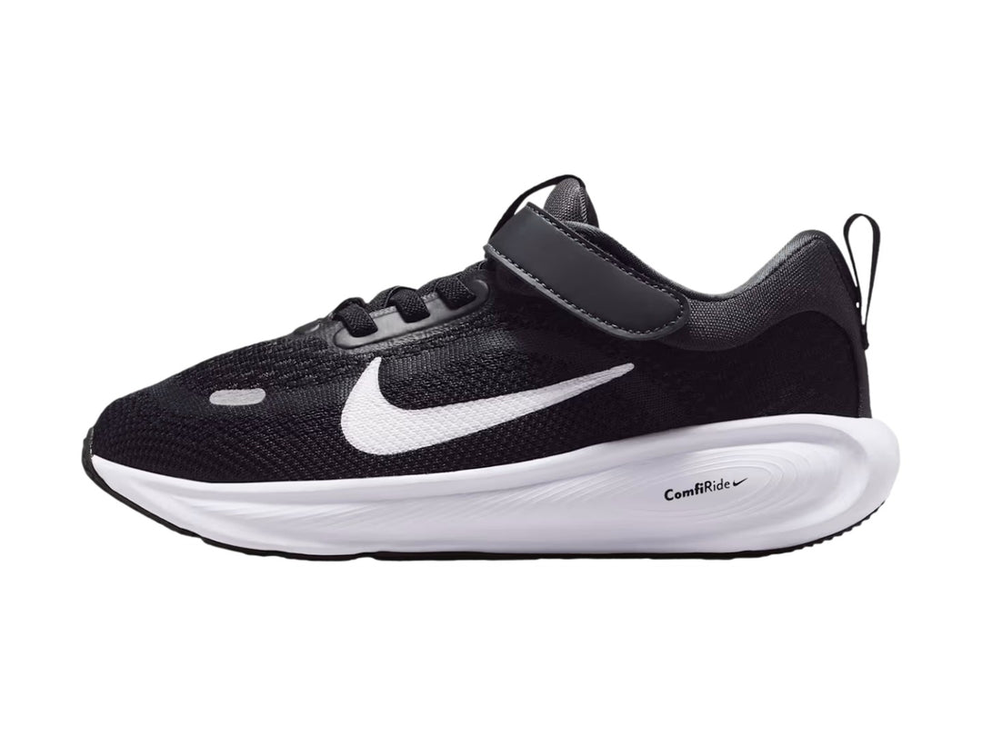 Tenis Nike Stellar Ride en color negro con suela blanca y logotipo de Nike en contraste blanco.