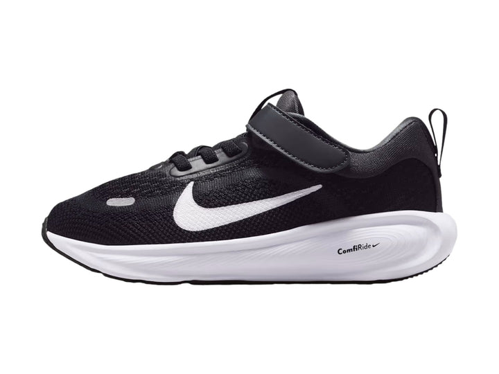 Tenis Nike Stellar Ride en color negro con suela blanca y logotipo de Nike en contraste blanco.
