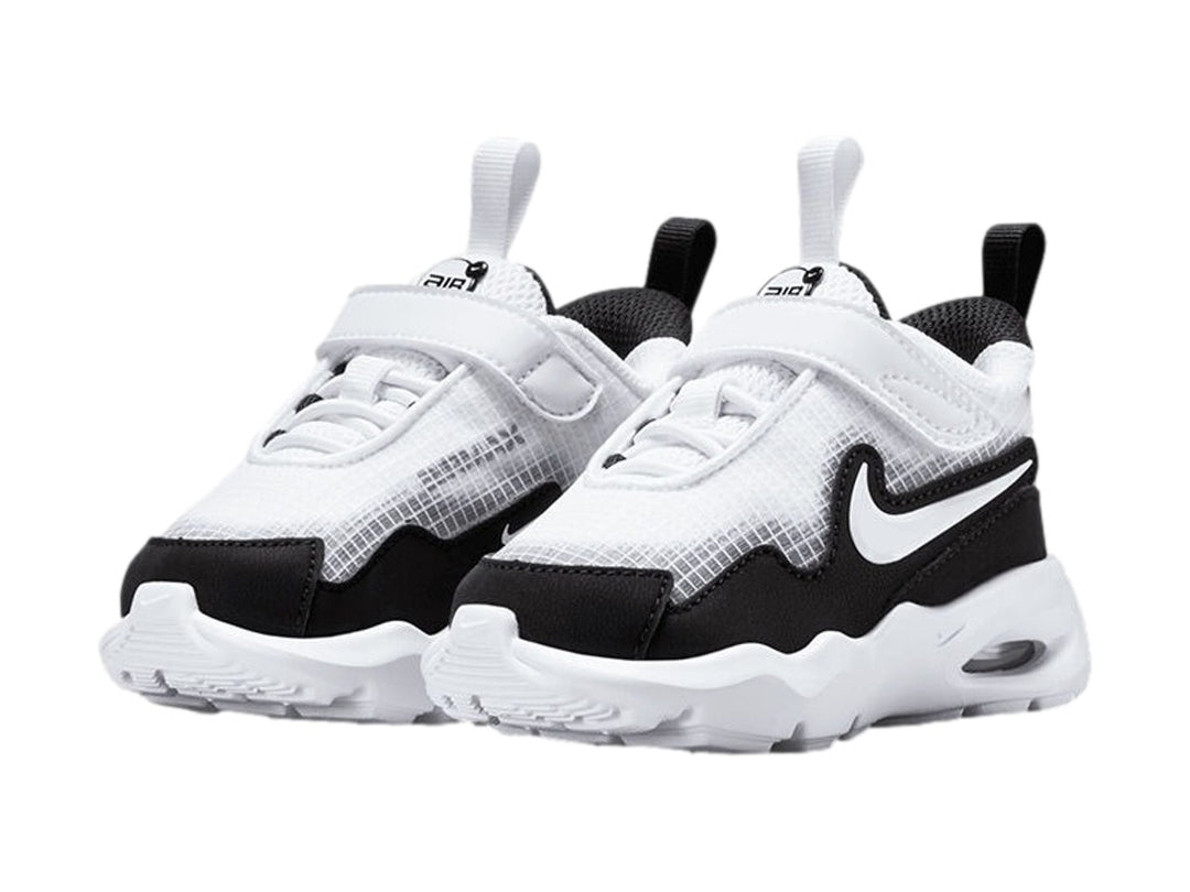 Tenis Nike Air Max Nova en colores blanco y negro con suela blanca gruesa y cierre de velcro.
