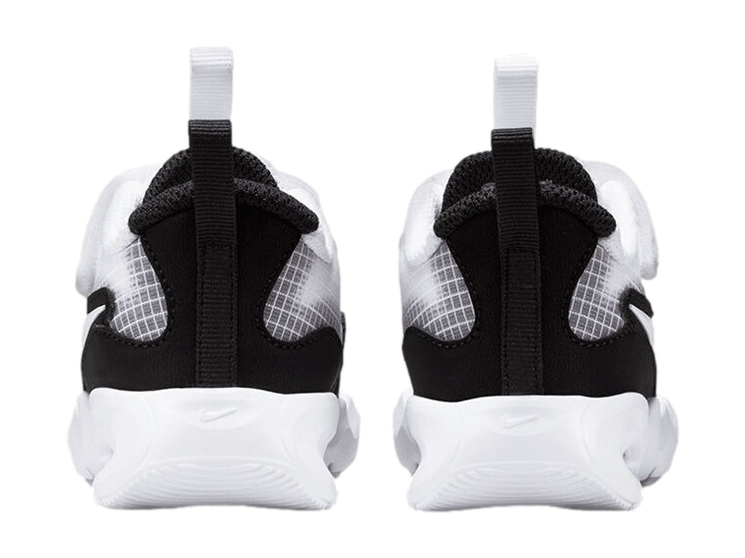 Tenis Nike Air Max Nova en colores blanco y negro con suela blanca gruesa y cierre de velcro.