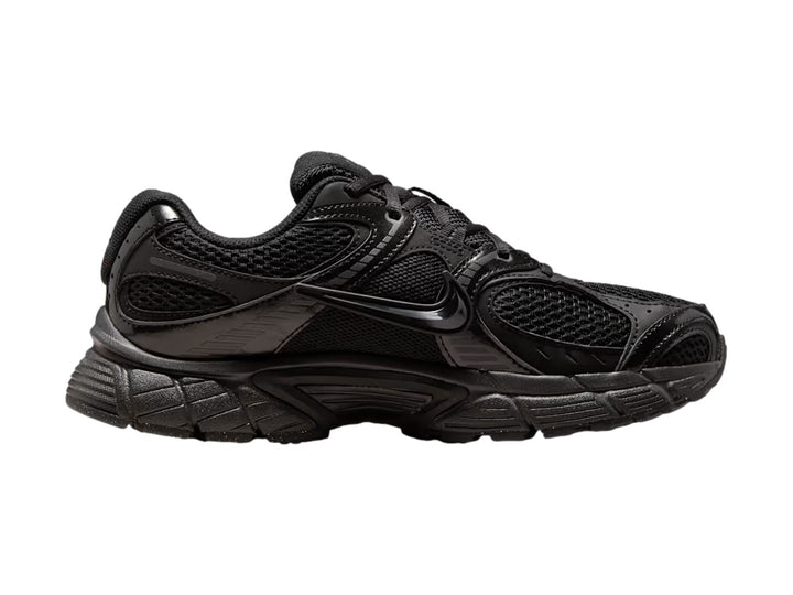 Tenis Nike V5 RNR en color negro total con malla transpirable y suela robusta sobre fondo blanco.