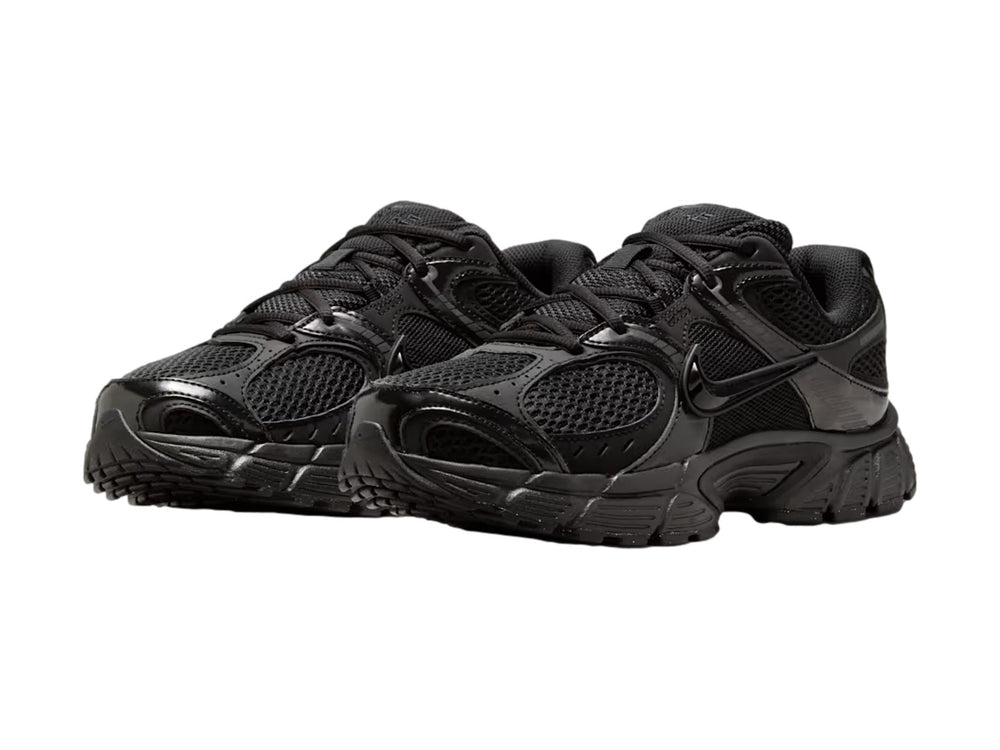 Tenis Nike V5 RNR en color negro total con malla transpirable y suela robusta sobre fondo blanco.