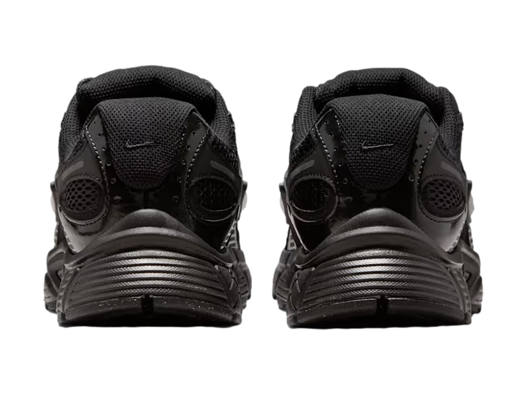 Tenis Nike V5 RNR en color negro total con malla transpirable y suela robusta sobre fondo blanco.