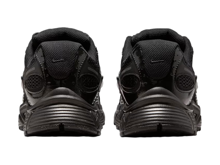 Tenis Nike V5 RNR en color negro total con malla transpirable y suela robusta sobre fondo blanco.