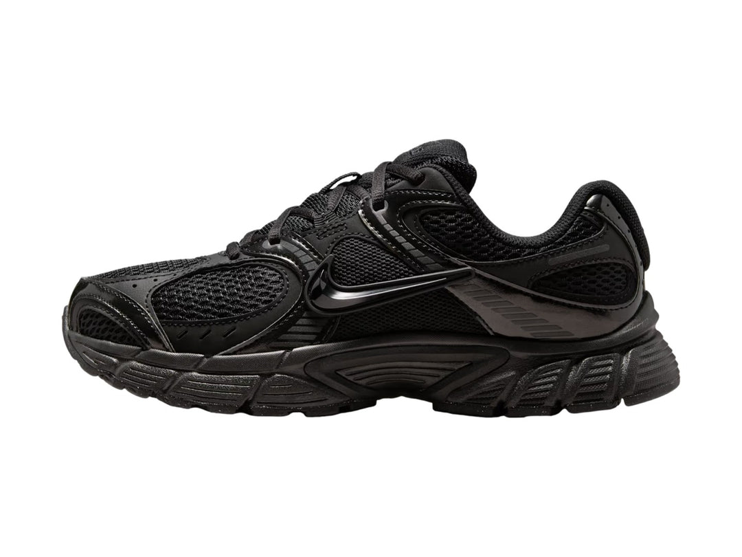 Tenis Nike V5 RNR en color negro total con malla transpirable y suela robusta sobre fondo blanco.