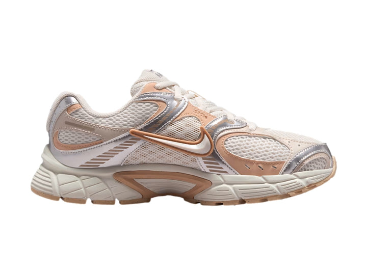 Tenis Nike V5 RNR en colores blanco, beige y plateado con suela robusta y detalles en malla.