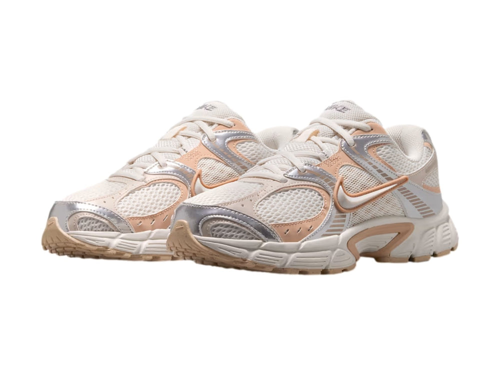 Tenis Nike V5 RNR en colores blanco, beige y plateado con suela robusta y detalles en malla.