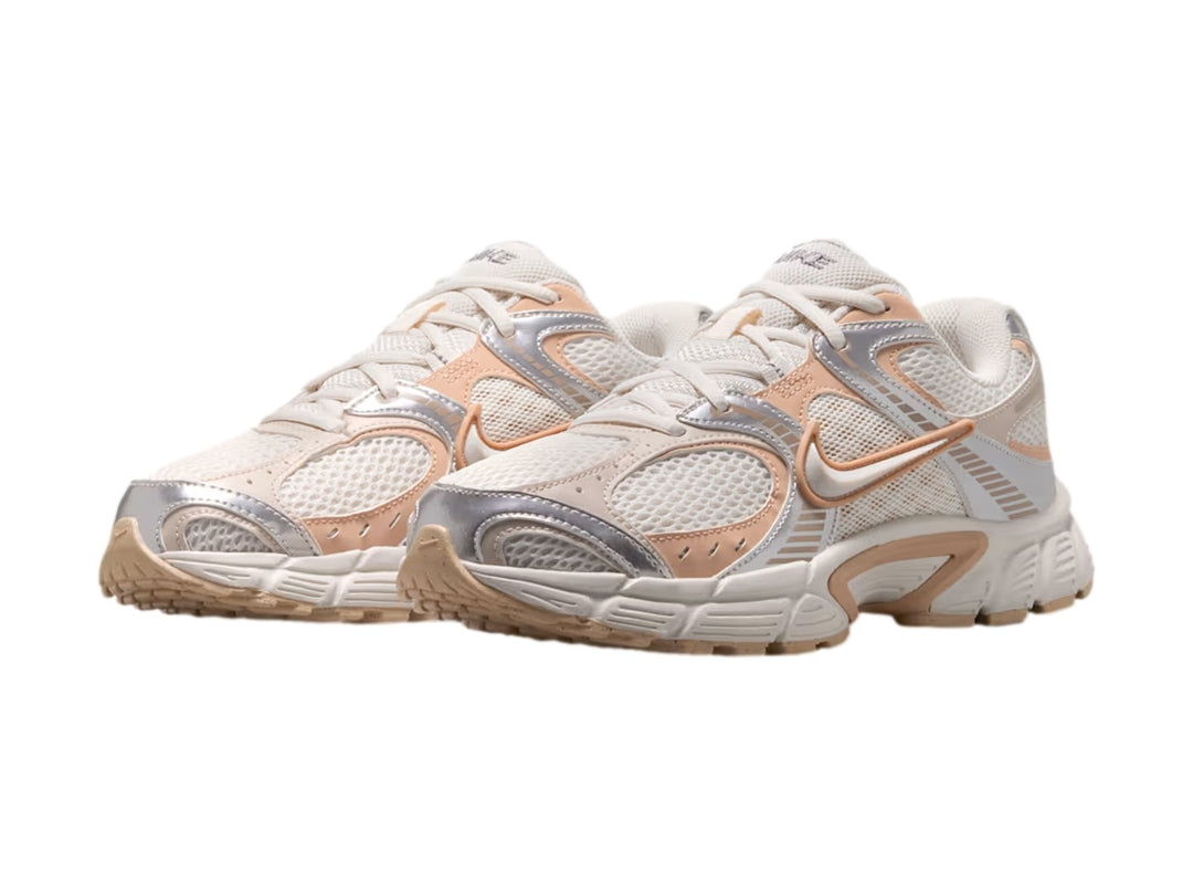 Tenis Nike V5 RNR en colores blanco, beige y plateado con suela robusta y detalles en malla.