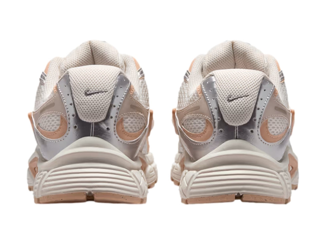 Tenis Nike V5 RNR en colores blanco, beige y plateado con suela robusta y detalles en malla.