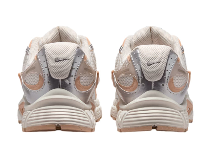 Tenis Nike V5 RNR en colores blanco, beige y plateado con suela robusta y detalles en malla.