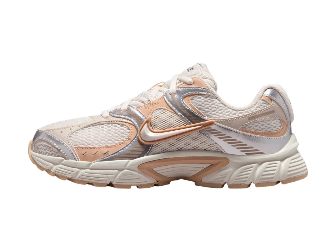 Tenis Nike V5 RNR en colores blanco, beige y plateado con suela robusta y detalles en malla.