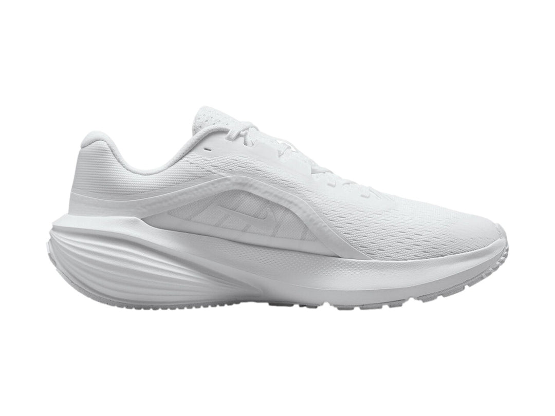 Tenis Nike Downshifter 14 en color blanco total, vista lateral sobre fondo blanco.