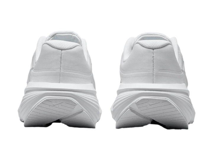 Tenis Nike Downshifter 14 en color blanco total, vista lateral sobre fondo blanco.