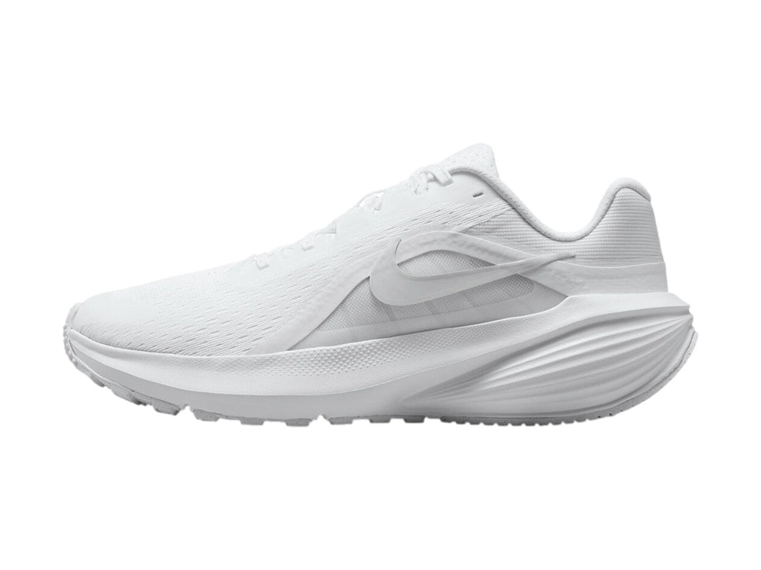 Tenis Nike Downshifter 14 en color blanco total, vista lateral sobre fondo blanco.