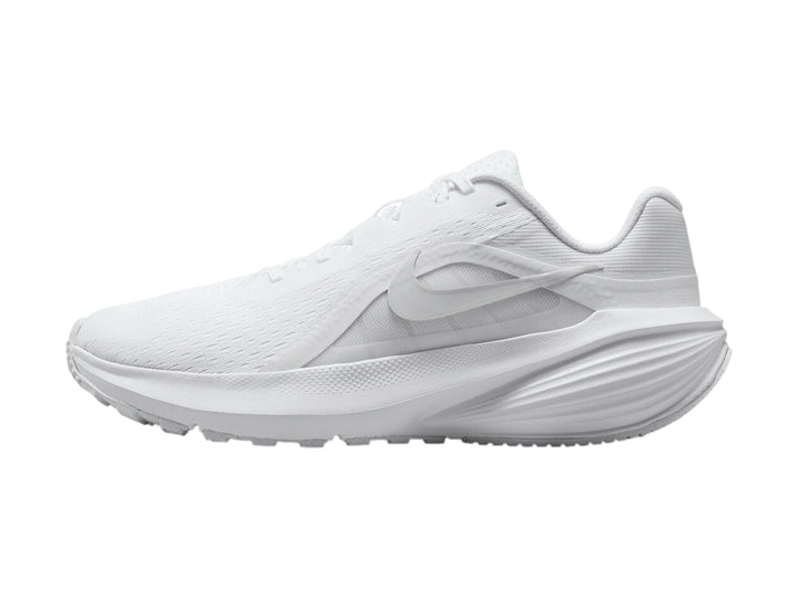 Tenis Nike Downshifter 14 en color blanco total, vista lateral sobre fondo blanco.