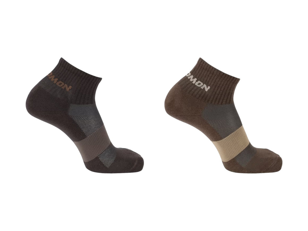 Pack de dos pares de calcetines Salomon Evasion Ankle en colores marrón oscuro y marrón claro.
