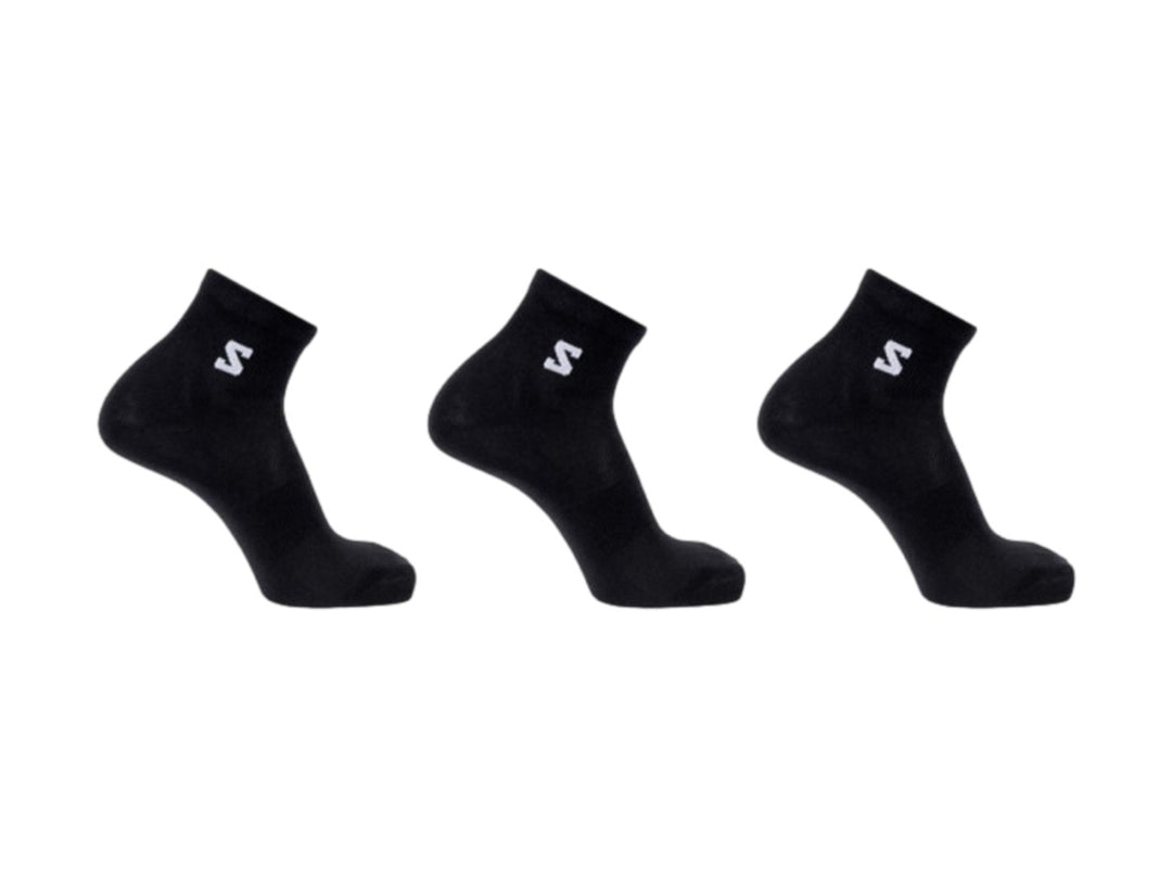 Paquete de tres calcetas deportivas Salomon color negro, corte quarter con logo blanco en el tobillo.