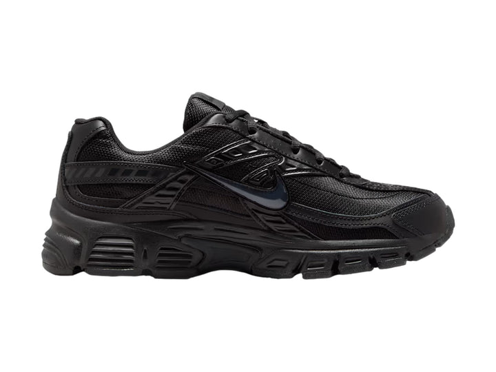 Tenis Nike Initiator en color negro total con detalles de malla y suela robusta