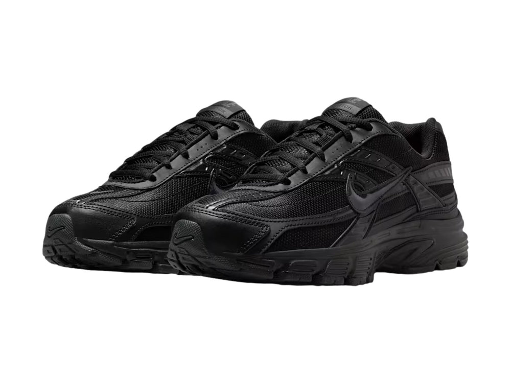 Tenis Nike Initiator en color negro total con detalles de malla y suela robusta