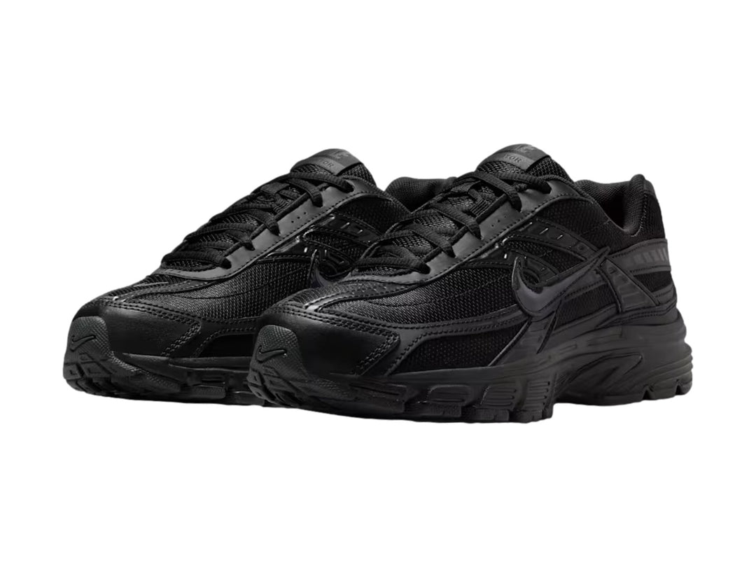 Tenis Nike Initiator en color negro total con detalles de malla y suela robusta