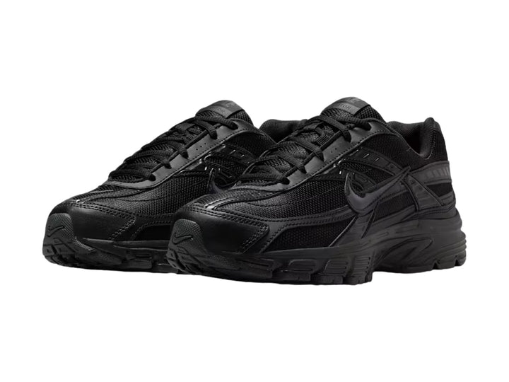 Tenis Nike Initiator en color negro total con detalles de malla y suela robusta
