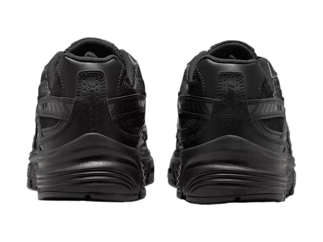 Tenis Nike Initiator en color negro total con detalles de malla y suela robusta
