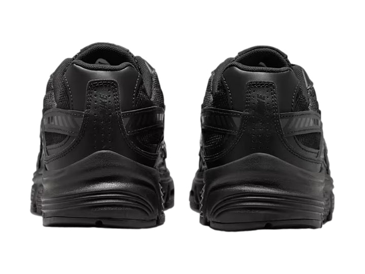 Tenis Nike Initiator en color negro total con detalles de malla y suela robusta